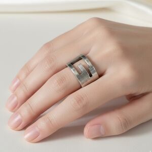 Gucci Interlocking G Cutout Ring crafted from 925 sterling silver